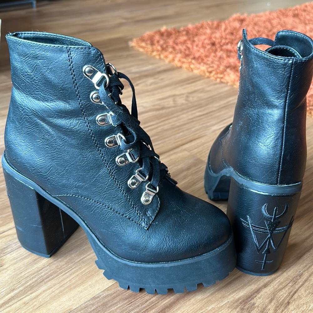 LIKE NEW Black Widow Boot Heel, Size 7